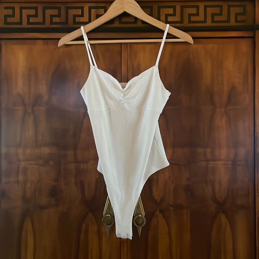 GB Girls Gianni Bini White Ribbed V-Neck Spaghetti Strap Bodysuit Snap Size M